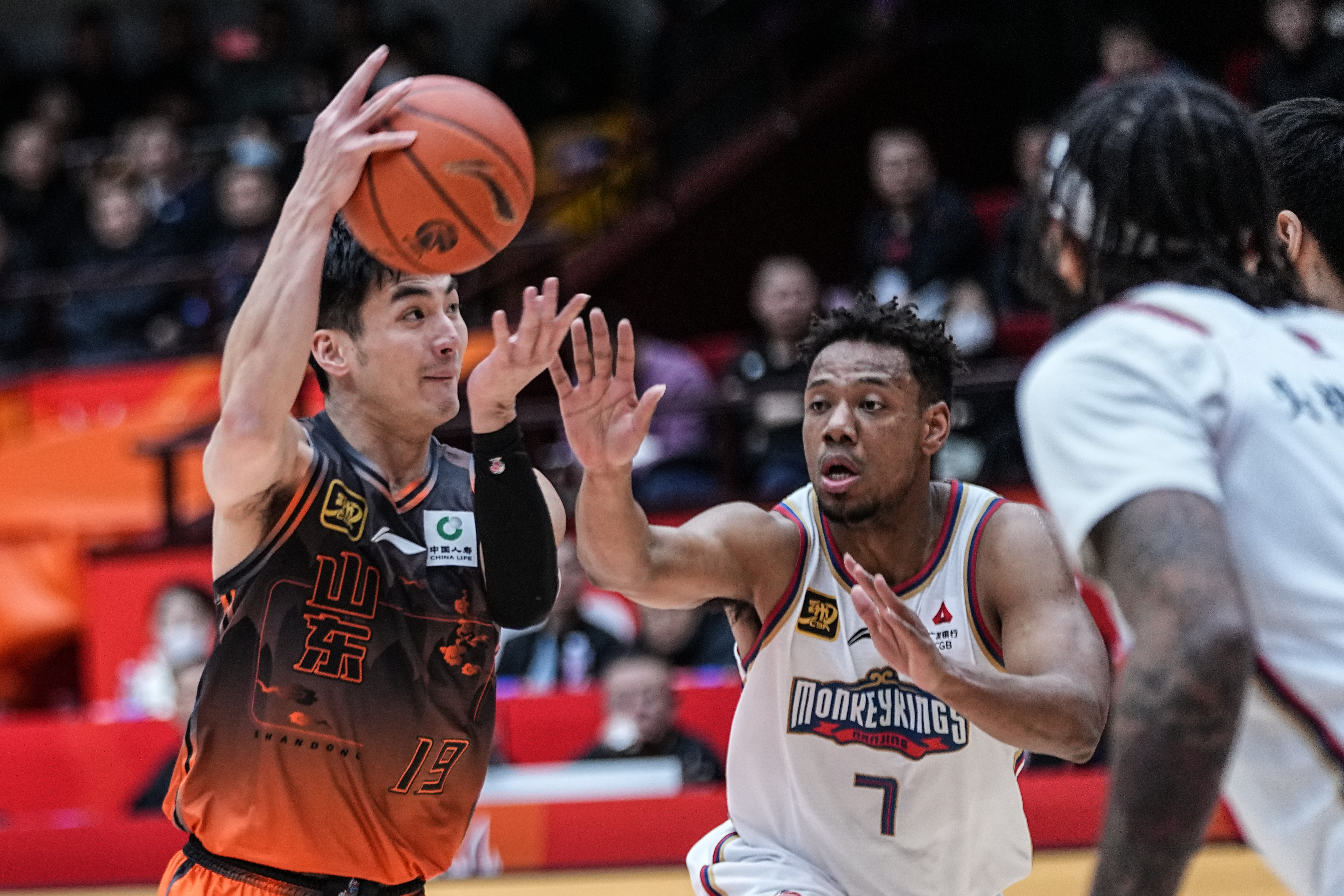 赛前山东男篮备战欧联，战术微调细节曝光，球迷炸锅，赛程密集仍需轮换的简单介绍