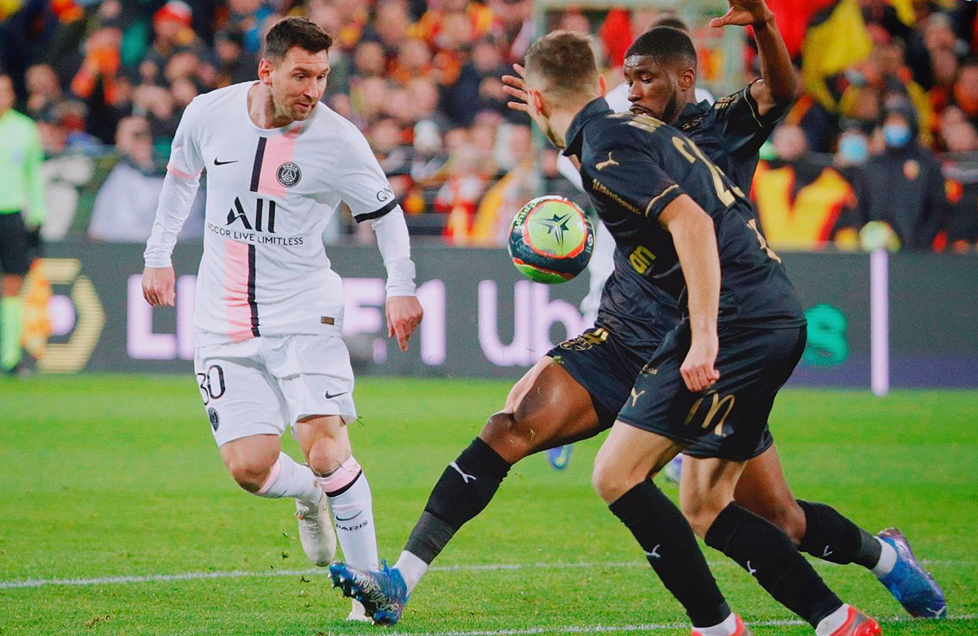 包含巴黎圣日耳曼临场应变备战NBA常规赛穆古鲁扎连续二十场比赛得分超过势不可挡，连对手都承认：里程碑夜上海申花门线救险的词条